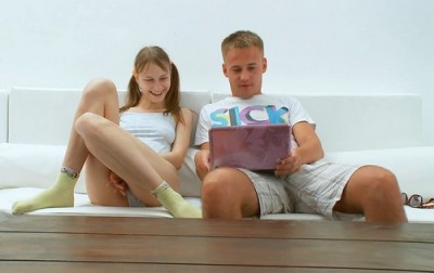 Оттрахал в попку тощую подружку, чтобы не приставала