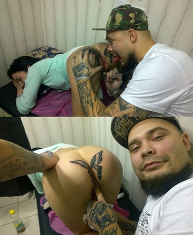 Набили бабочку на жопе и трахнули. Порно тату из Кемерово